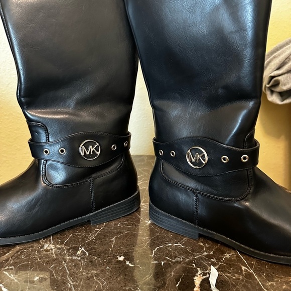 Micheal Kors leather winter boots - Picture 3 of 9